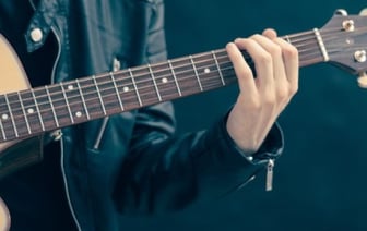 В белорусских школах будут учить игре на гитаре и других инструментах