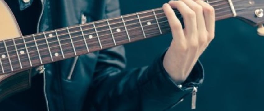 В белорусских школах будут учить игре на гитаре и других инструментах