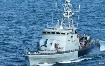 Экипаж корабля Королевских ВМС Малайзии эвакуирован из-за затопления после подводного столкновения.