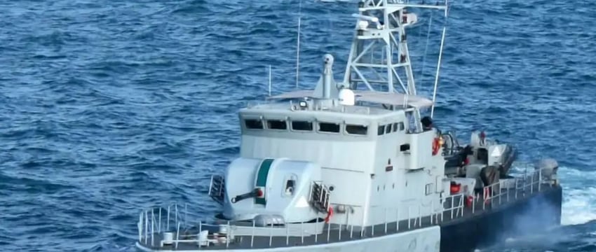 Экипаж корабля Королевских ВМС Малайзии эвакуирован из-за затопления после подводного столкновения.