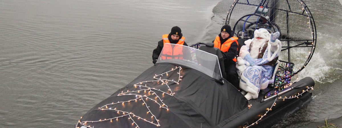 В Гродно главный Дед Мороз приплыл на праздник на катере