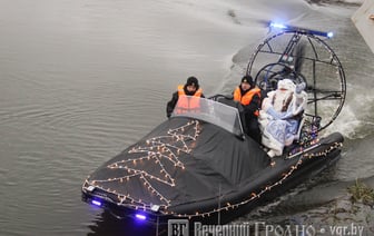 В Гродно главный Дед Мороз приплыл на праздник на катере