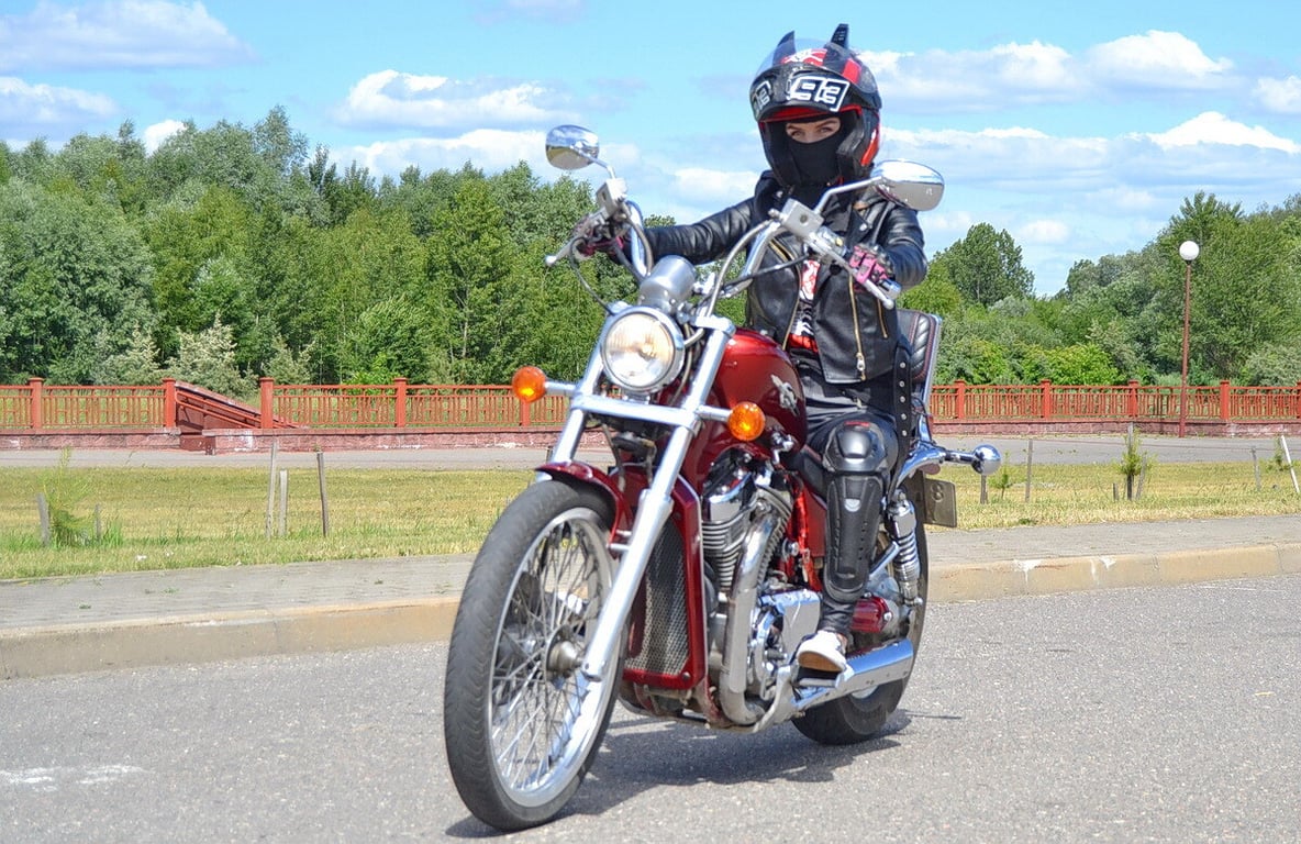 Девушка из Кобрина рассказала о своём Suzuki Intruder VS800