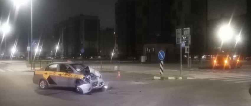 Ночью в Бресте такси попало в ДТП