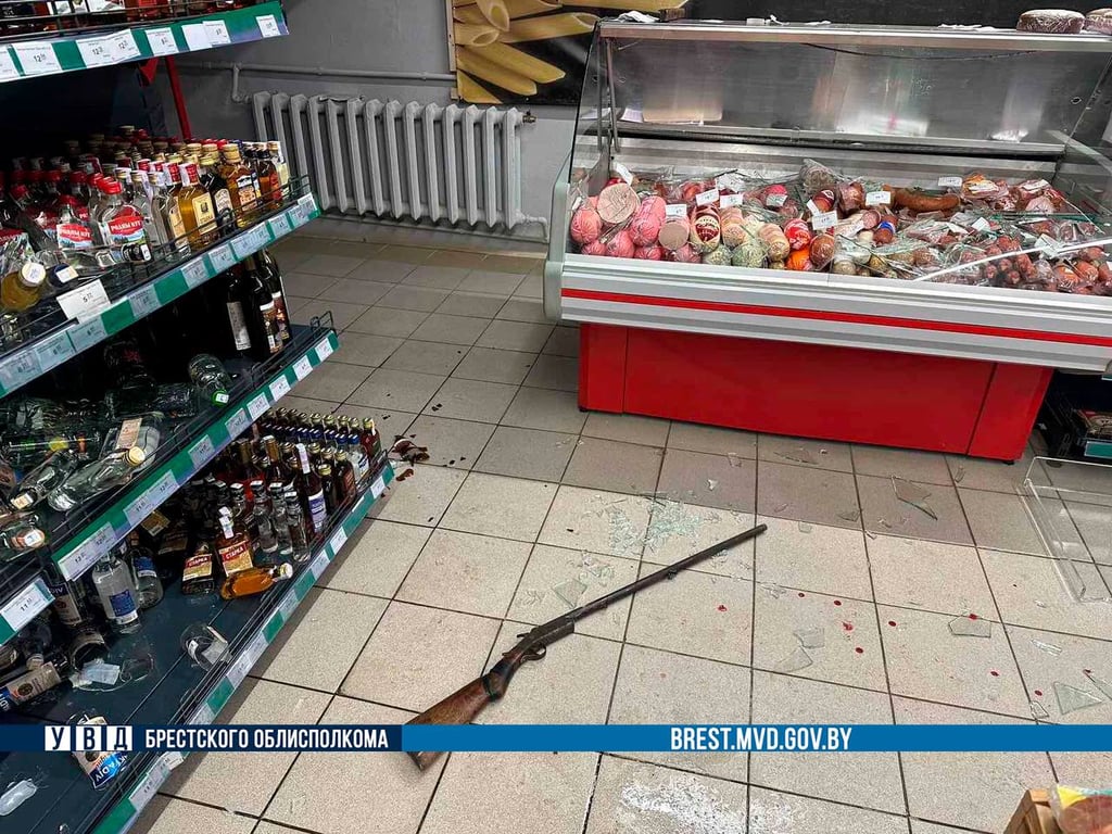 В Барановичским районе неизвестный мужчина зашел с ружьем в магазин и попытался его ограбить