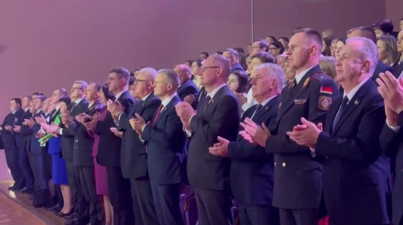 Во время исполнения песни "Наш путь". Скриншот видео Мингорисполкома.