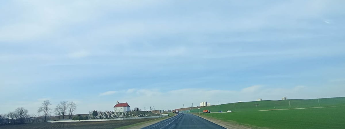 Фотофакт. Под Гродно на дороге укладывают новый асфальт