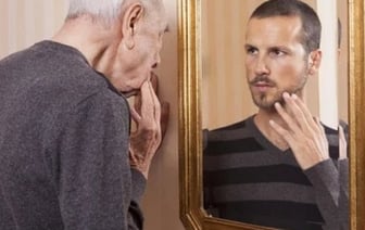 Выяснилось, что люди на планете стареют скачками — в два возрастных этапа. В каких?