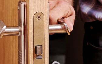 Кража в Барановичах: собутыльник украл 6 000 рублей и 30 пачек сигарет