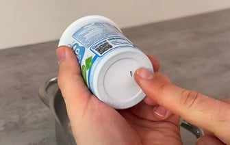 Зачем делать дырку в йогурте или сметане? Этот лайфхак позволит сэкономить ваши деньги — Полезно