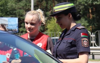В Бресте водителям и пассажирам раздают воду