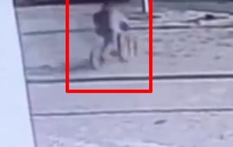 Ребенок на велосипеде неожиданно выехал на переход и попал под колеса