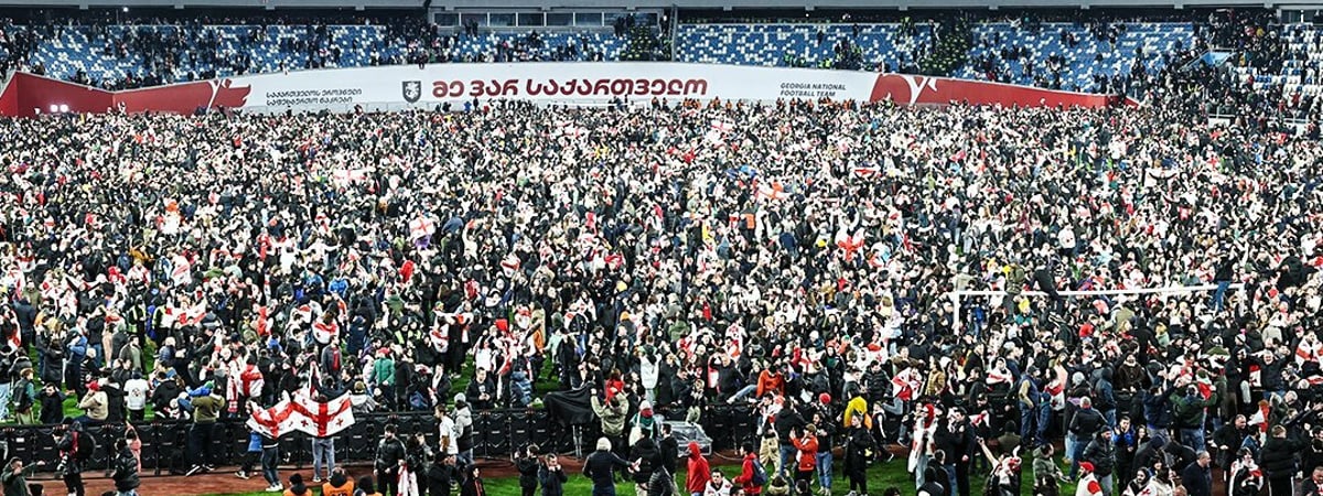 Смотрите, что устроили грузинские болельщики после исторической победы сборной по футболу — Видео