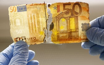 Один из белорусских банков возобновил обмен «испорченных» долларов США и евро