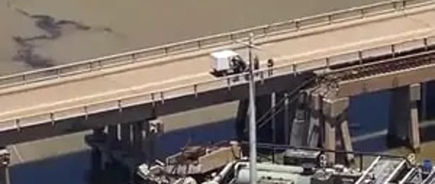 В Мексиканском заливе может вылиться до 2000 галлонов нефти из-за столкновения баржи с американским мостом