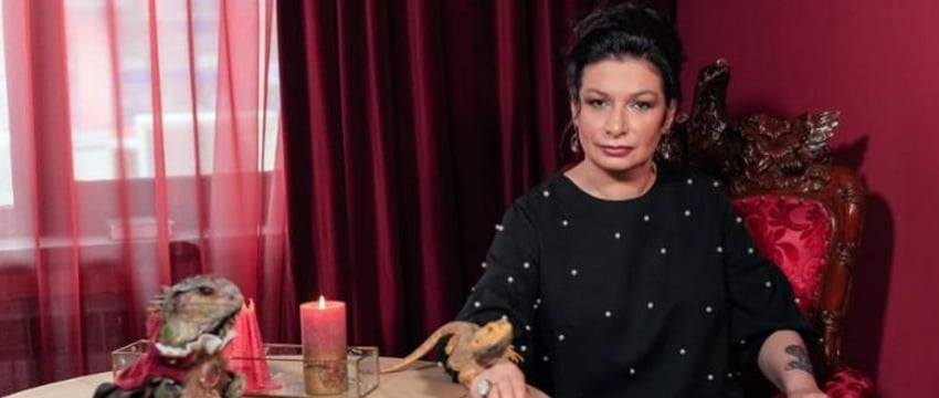 Задержана участница «Битвы экстрасенсов» за экстремизм