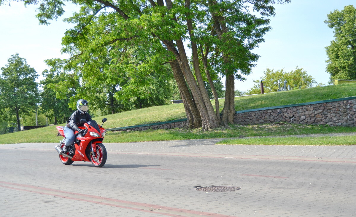 Многодетная мама рассекает на «суперспорте» Yamaha YZF-R1 по Бресту