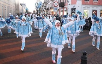 Новогоднее дефиле Деда Мороза с оркестром прошло в Бресте