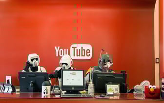 После блокировки популярность YouTube в России выросла. Эксперты рассказали, как она поможет сервису ещё и заработать — Мнение