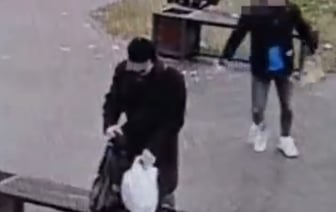 Парень ударил пенсионера ногой в спину. Видео из Гродно