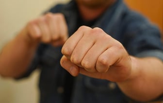 В Гродно парень просто так ударил ногой пенсионера в спину