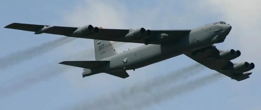Истребители России подняли в небо из-за двух бомбардировщиков США