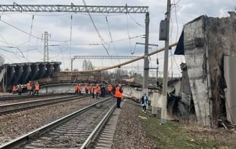 Мост обрушился над железной дорогой в Смоленской области