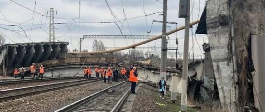 Мост обрушился над железной дорогой в Смоленской области