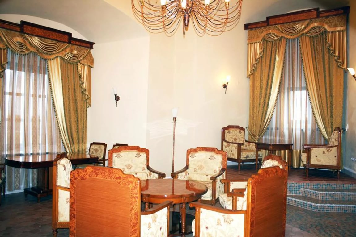 Дорого и с привидениями: ночуем в древнем замке в Беларуси