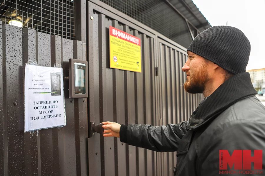 Ноу-хау в одном из дворов Минска: чтобы выбросить мусор, жильцы проходят «фейсконтроль»