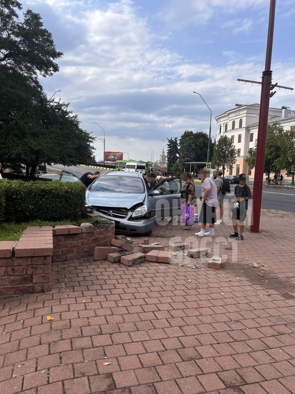 Стало плохо. В Бресте водитель Citroen въехал в ограждение клумбы возле парка