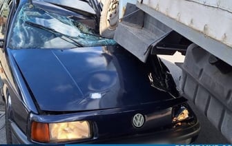 В Кобрине грузовик «запрыгнул» на автомобиль. Известны подробности