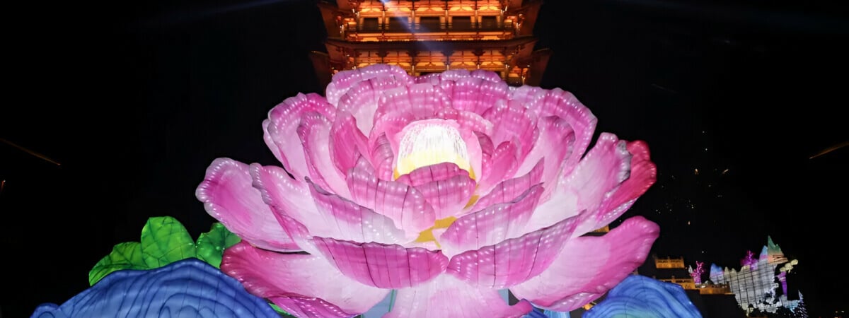 Высотой с 8-этажный дом. Гигантский фонарь-пион побил рекорд Гиннеса — Видео