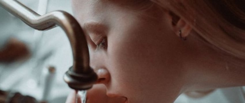 Что будет, если регулярно пить воду из-под крана? Рассказала эндокринолог