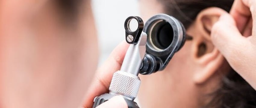 Женщина частично потеряла слух из-за того, что два года спала в наушниках