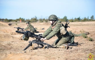 «Без этого невозможно» — Лукашенко предложил выпускать в Беларуси гранатометы и пулеметы