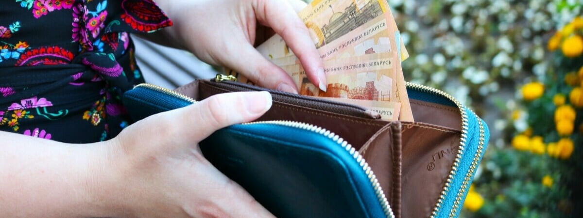 Совмин пообещал повысить зарплаты бюджетникам в 2025 году в два этапа. Когда и на сколько?