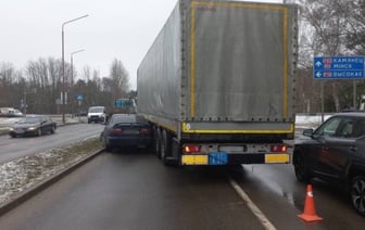 В Бресте на Рябцева грузовик «прижал» легковушку