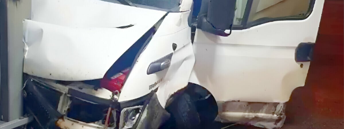 Выбил с дороги микроавтобус и скрылся. Появилось видео ночной аварии в Минске — Видео