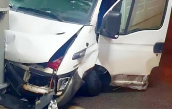 Выбил с дороги микроавтобус и скрылся. Появилось видео ночной аварии в Минске — Видео