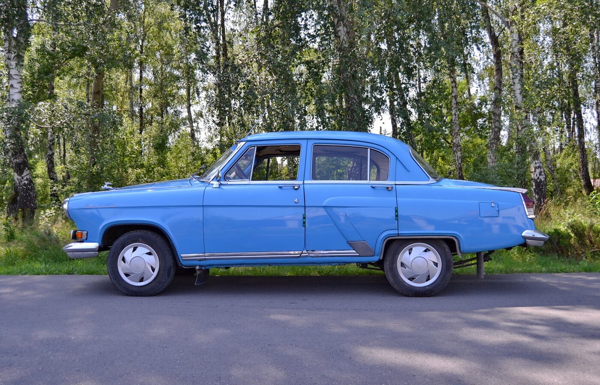 Голубая мечта! Вдова из Кобрина показала 62-летнюю «Волгу», c которой «муж пылинки сдувал»