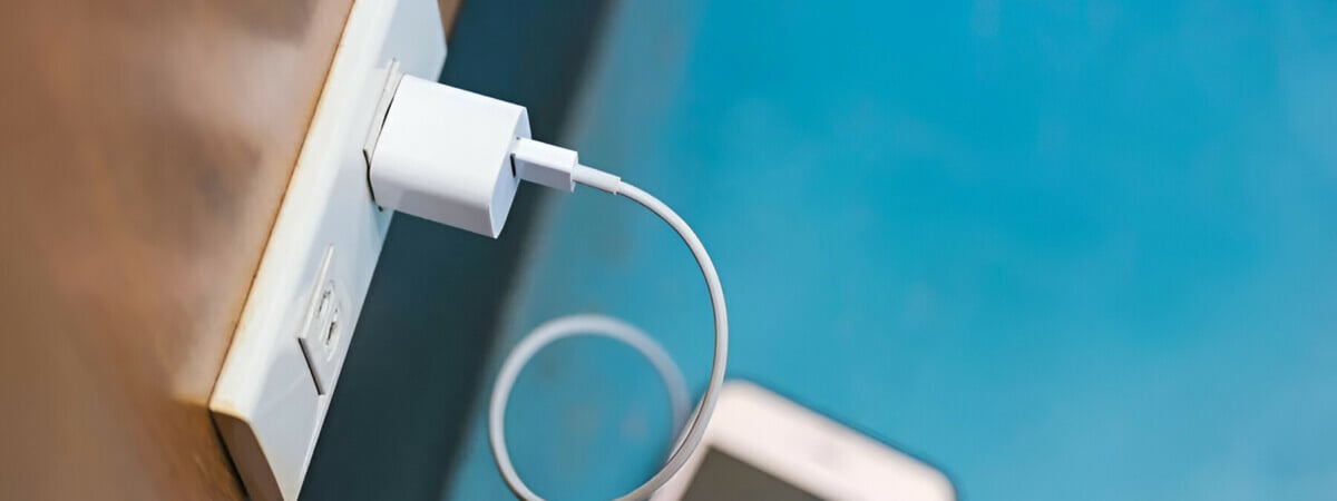 Почему зарядка от телефона нагревается? Узнали, опасно ли это на самом деле — Полезно