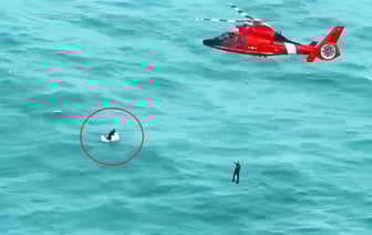 В США спасли рыбака, который дрейфовал в океане на дверце от холодильника после урагана «Милтон» — Видео