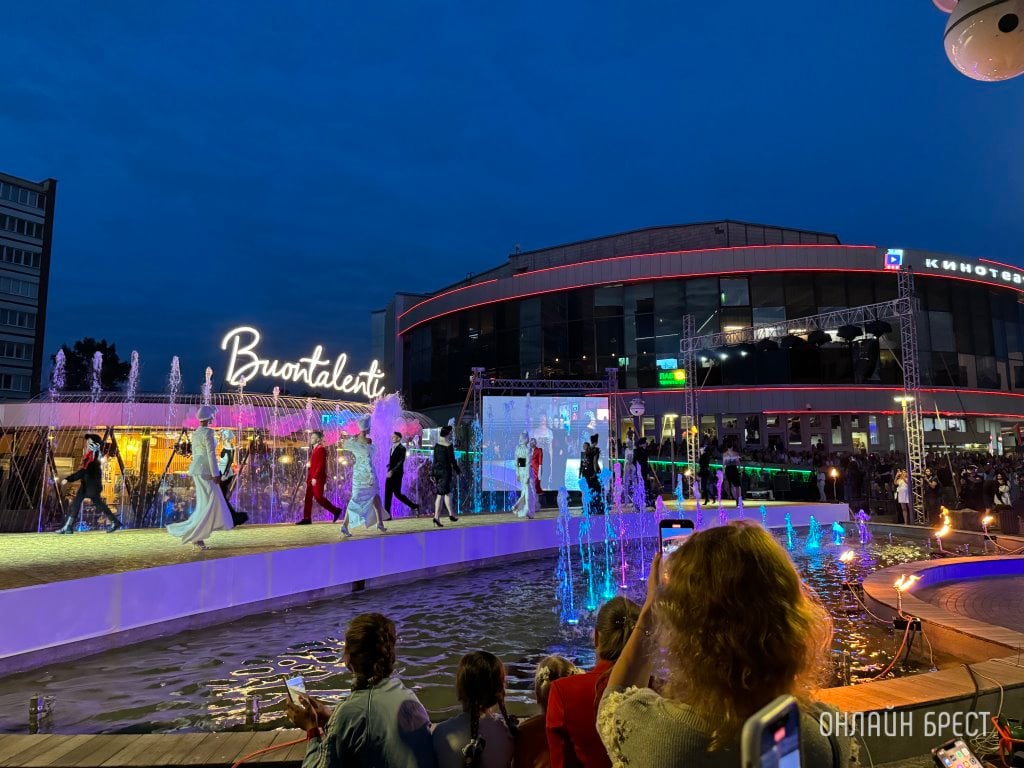 Фаер-шоу и фестиваль моды на улице Советской в Бресте