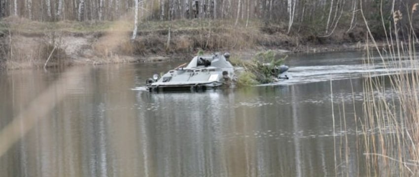 Под Брестом прошли занятия по вождению боевых машин на плаву в условиях «диверсионных действий»