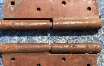 В Беларуси подросток выбросил металлическую завесу из окна. Вот куда она попала