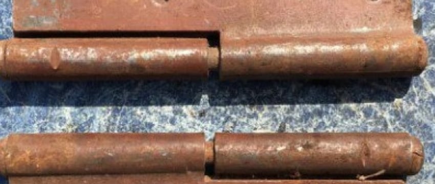 В Беларуси подросток выбросил металлическую завесу из окна. Вот куда она попала