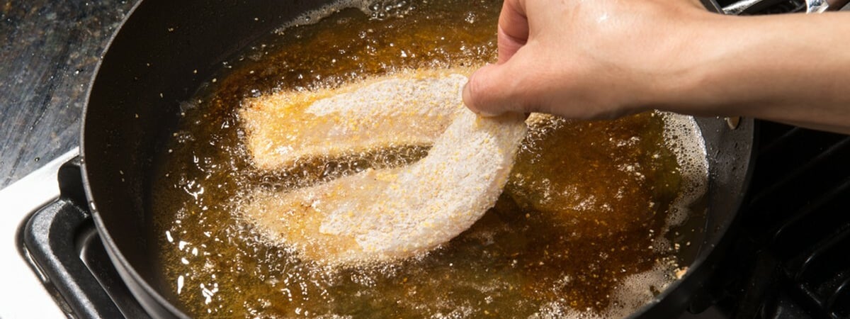 Масло больше не будет разбрызгиваться при жарке рыбы и котлет. Возьмите из шкафа всего одну вещь — Полезно