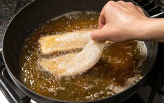 Масло больше не будет разбрызгиваться при жарке рыбы и котлет. Возьмите из шкафа всего одну вещь — Полезно