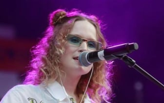 Певицу Монеточку объявили в розыск в России